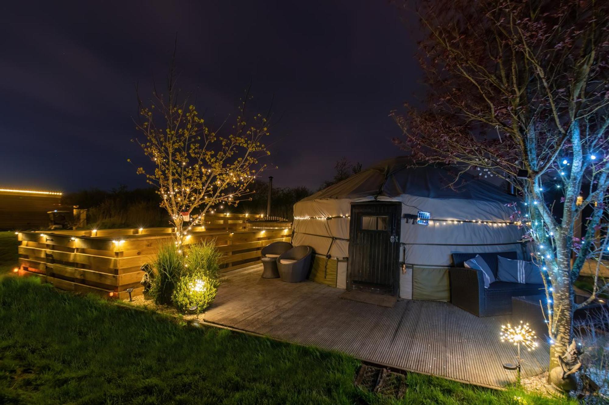 Lincoln Yurts Hotel Exterior photo